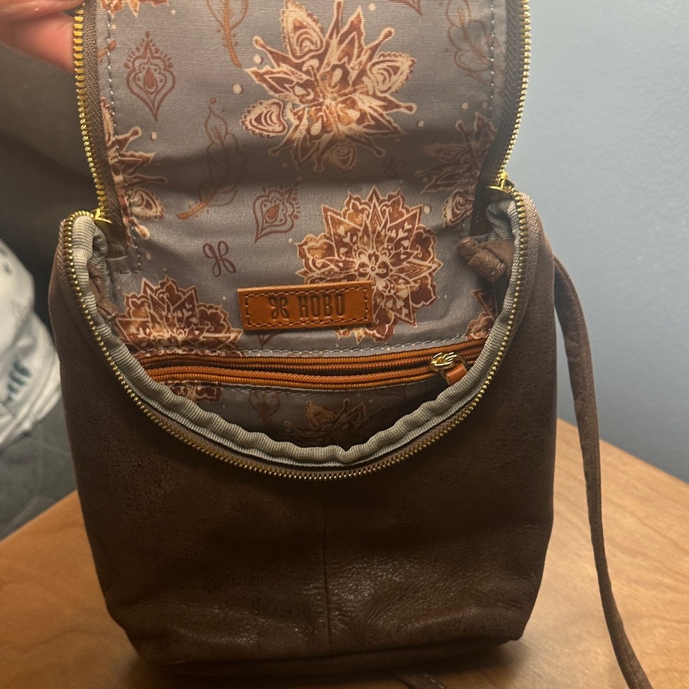 Hobo Taupe Leather Crossbody Bag brass zipper - Picture 2 of 4